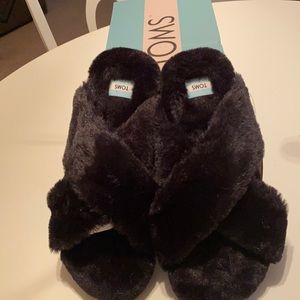 Black Fuzzy Tom Slippers